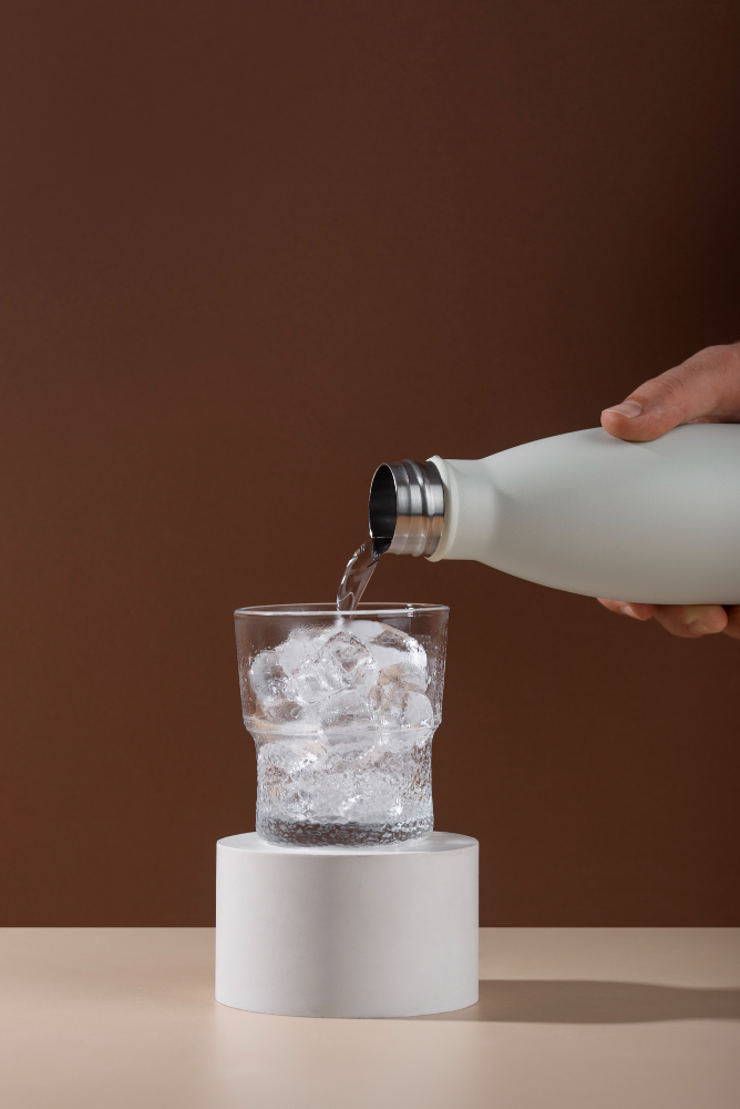 Detox Water dan Air Kelapa: Mitos vs Fakta Medis untuk Perut Rata?